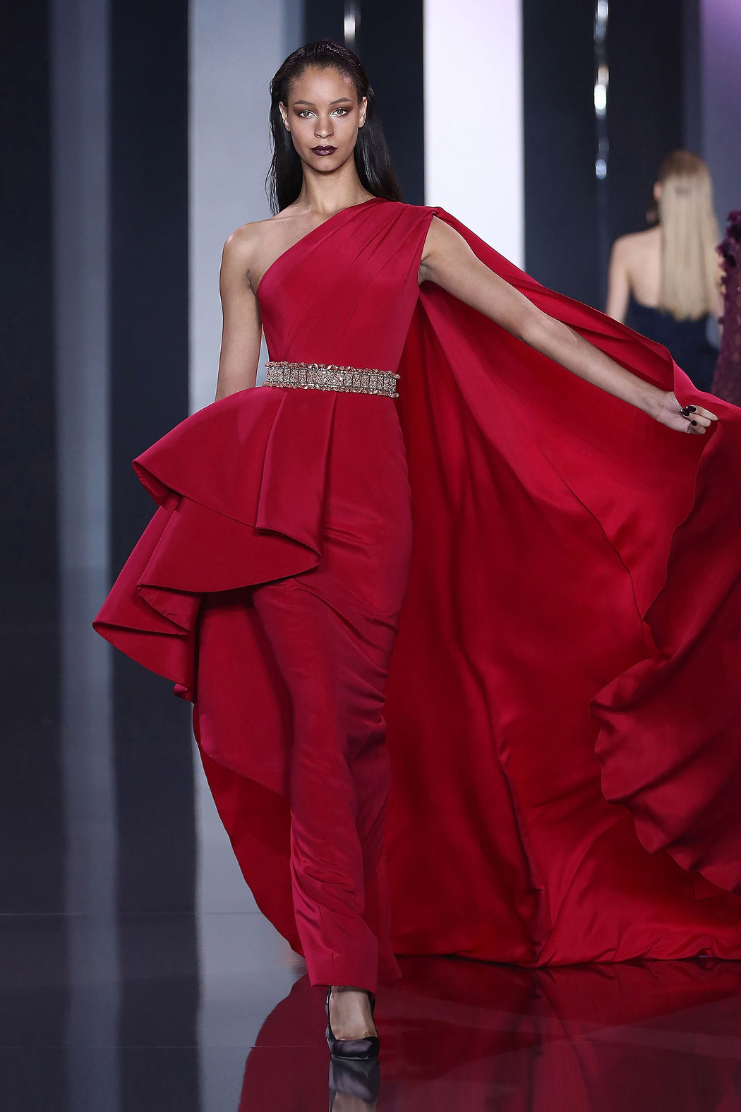 Красный подиум. Ralph Russo красное платье. Ralph Russo 2011 Haute Couture. Последняя коллекция Ральф Руссо. Ральф и Руссо коллекция.